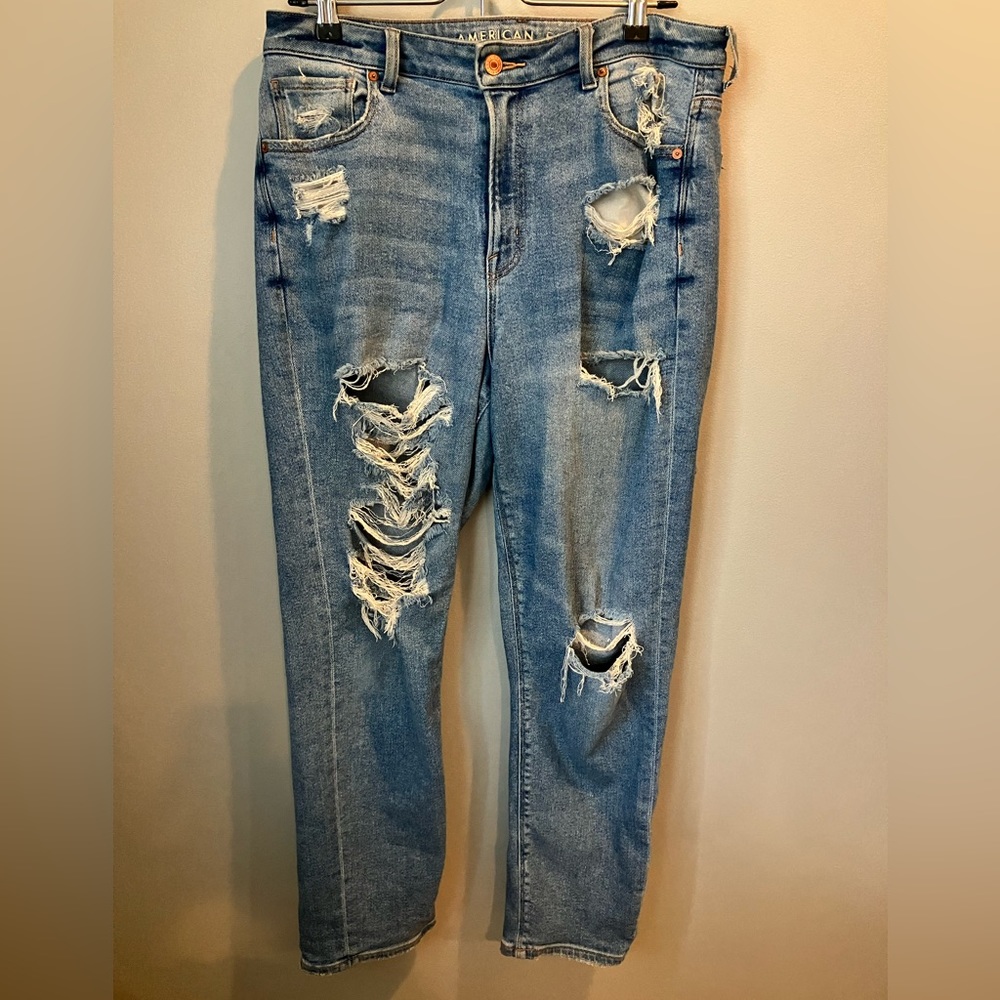 American Eagle distressed medium wash mom jeans
Size 10 R